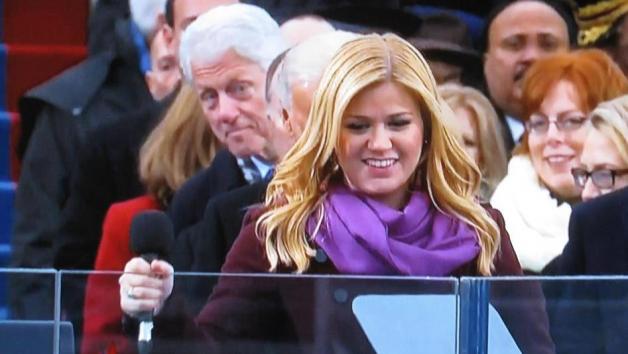 bill-clinton-photobombs-kelly-clarkson-during-inauguration-ceremony
