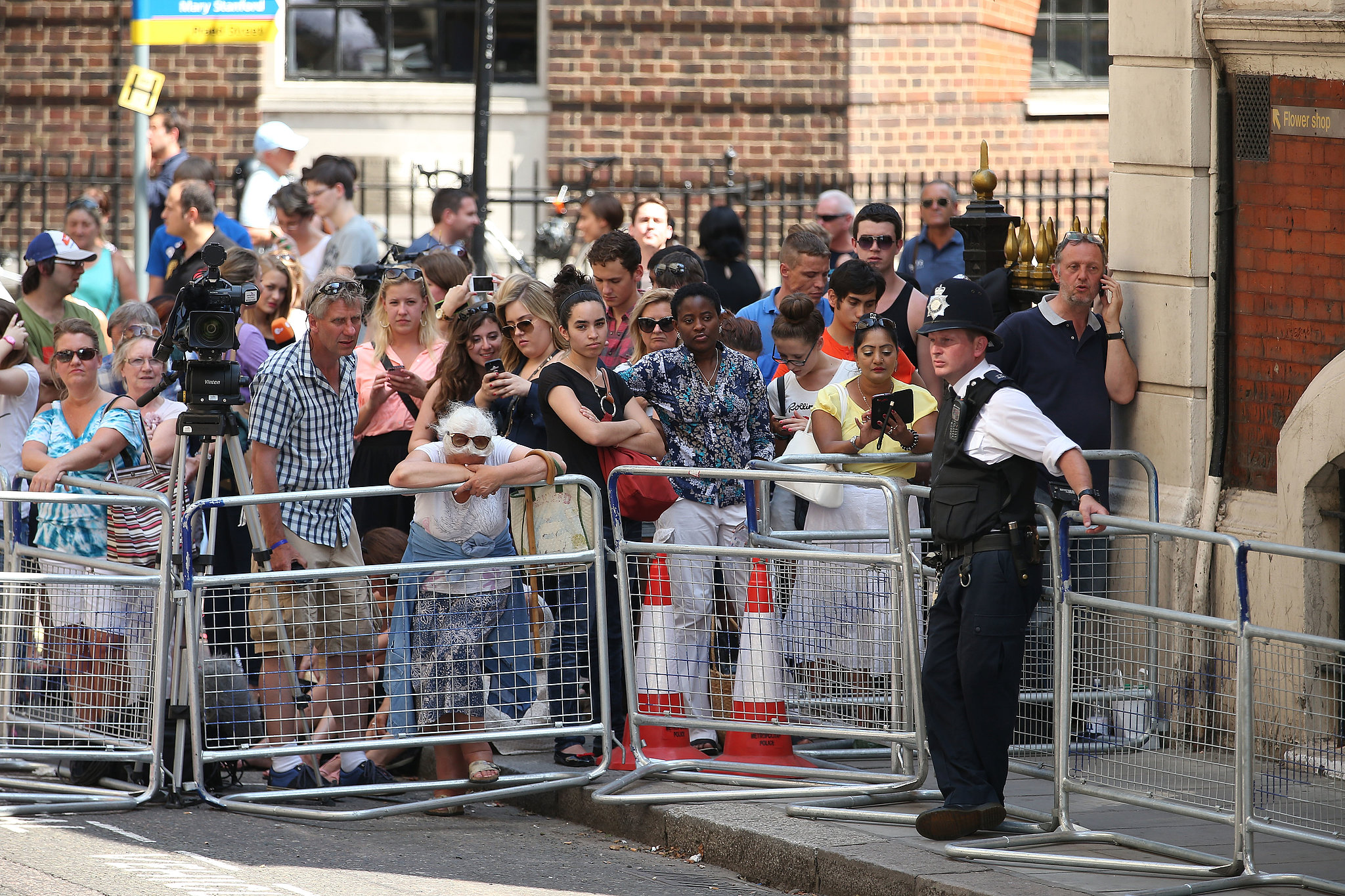 police-officer-controlled-crowds-royal-fans-who-waiting